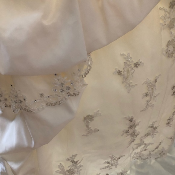 Wedding dress - Picture 8 of 16